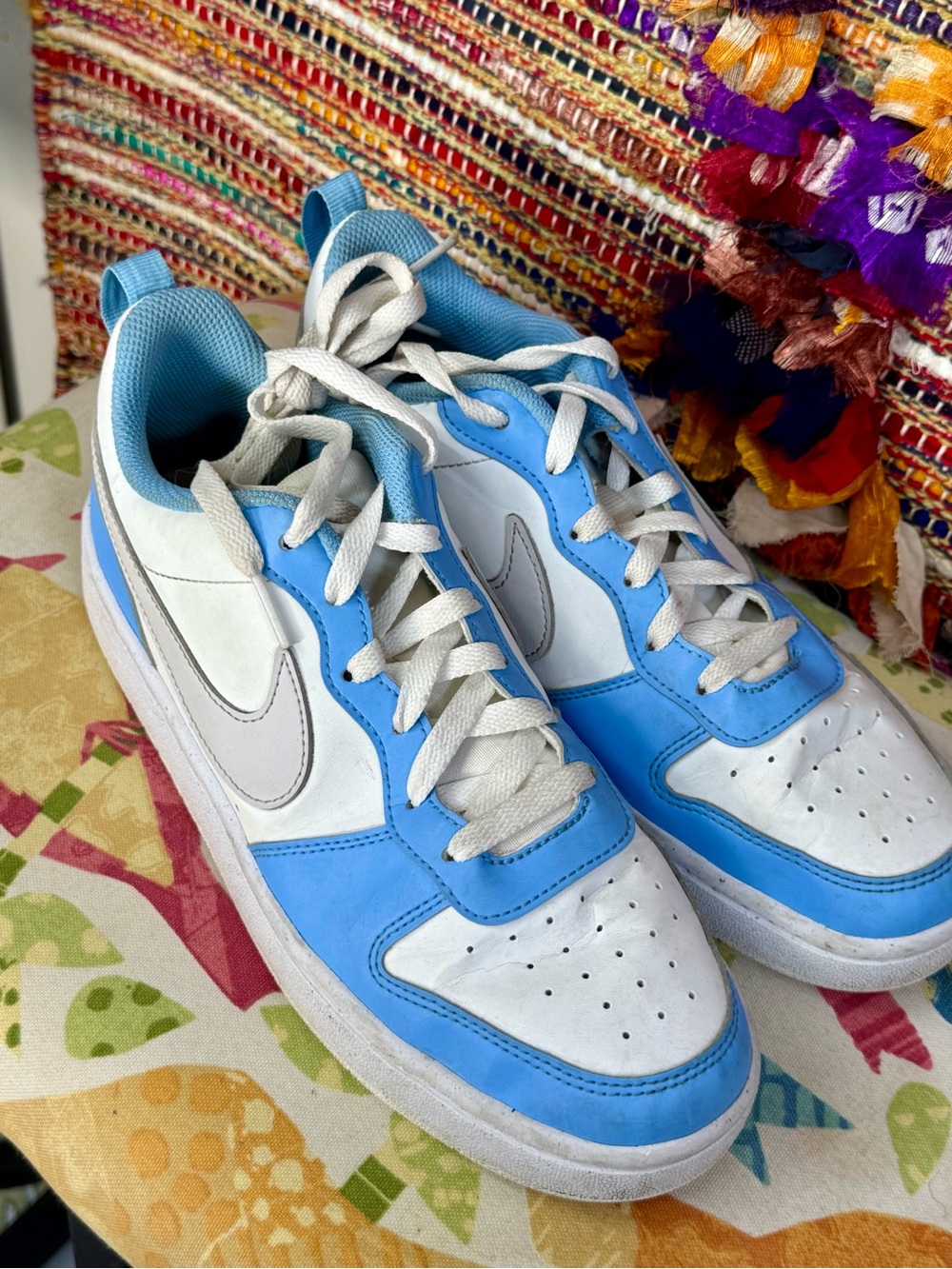 Kids Light Blue and White Low-Top Athletic Sneakers 7Y EUC